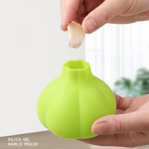 Flexible Green Kitchen Tools Silicone Garlic Roller Peeler Vegetable Skin Remover Garlic Shape Funny Easy Quick to Peel Reusable