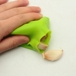 Flexible Green Kitchen Tools Silicone Garlic Roller Peeler Vegetable Skin Remover Garlic Shape Funny Easy Quick to Peel Reusable
