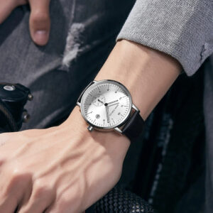 The Mini Focus MF0303G is a stylish men’s analog wristwatch designed for daily elegance and functionality. Featuring a clean, silver-toned dial and a classic leather strap, this timepiece captures a refined yet understated look. It runs on a reliable quartz movement and offers 30 m (3 ATM) water resistance, making it suitable for everyday wear — from office settings to casual evenings.